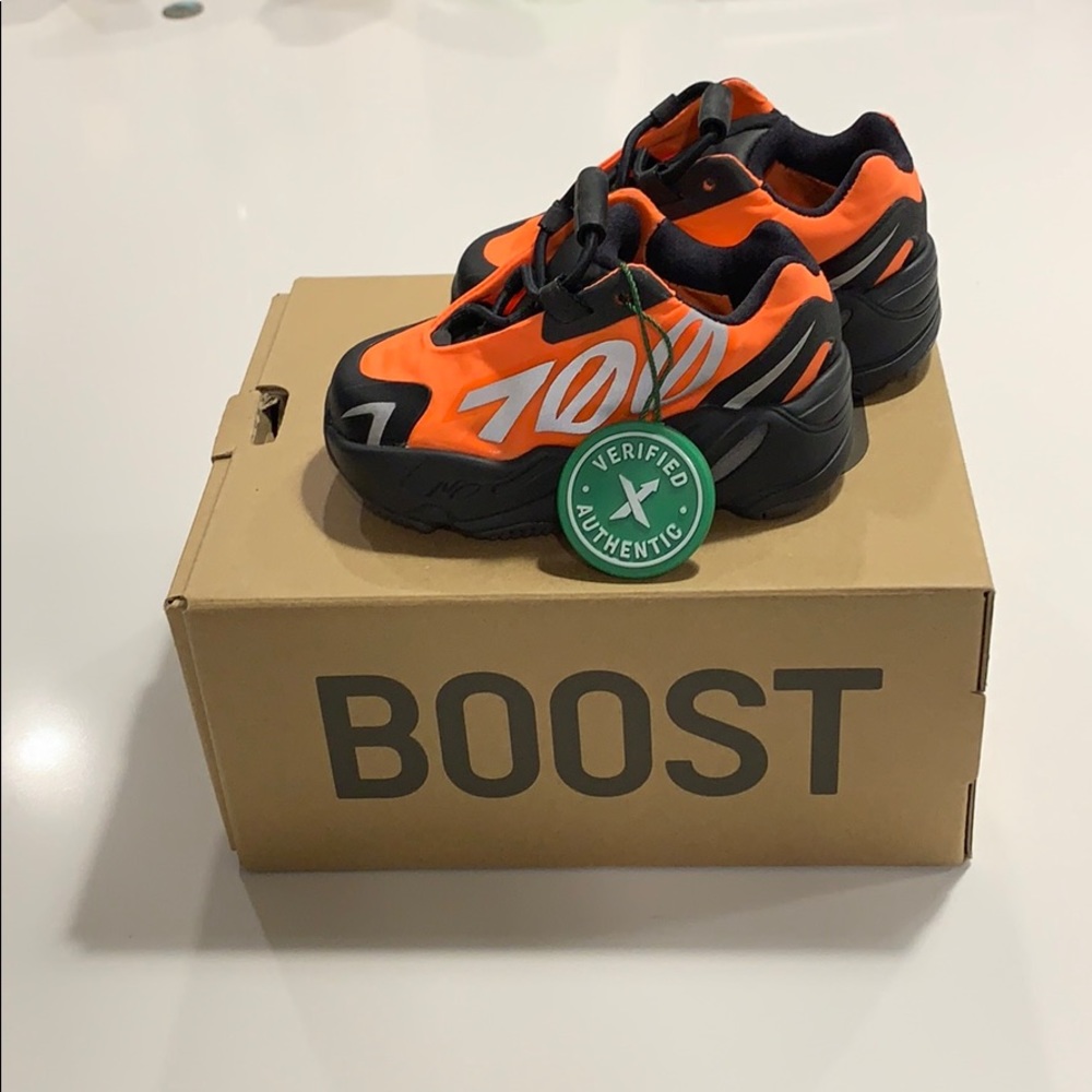Yeezy mnvn infant 700